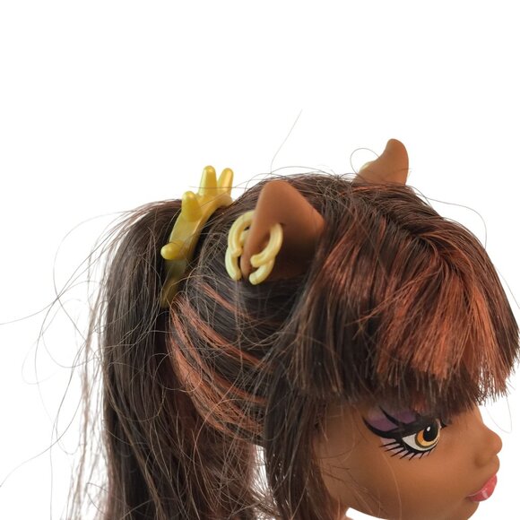 Monster High Clawdeen Wolf Coffin Bean Nude Doll 2012 w/Jewelry - Picture 4 of 6